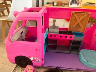 Caravana Barbie con accesorios