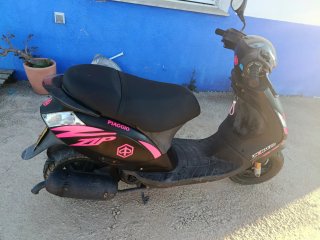 Piaggio Zip Scooter Negro y Rosa