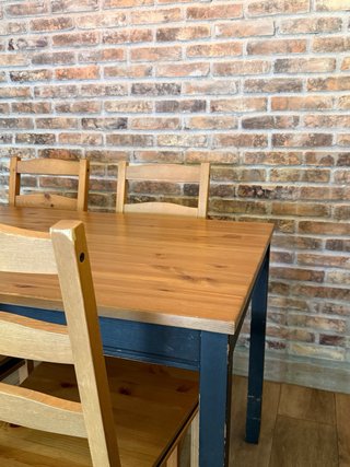 Mesa de 4 personas ( color roble ), con sillas