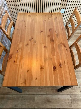 Mesa de 4 personas ( color roble ), con sillas
