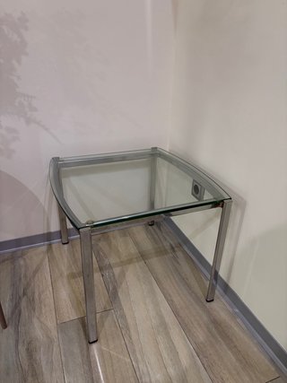 Mesa auxiliar cristal y metal