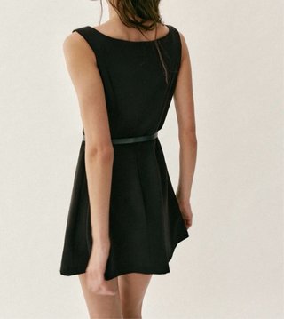 Vestido negro con cinturón