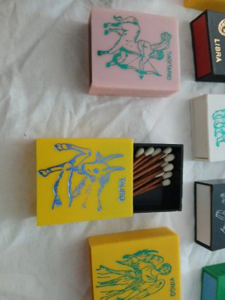 Cajas de cerillas con signos del zodiaco
