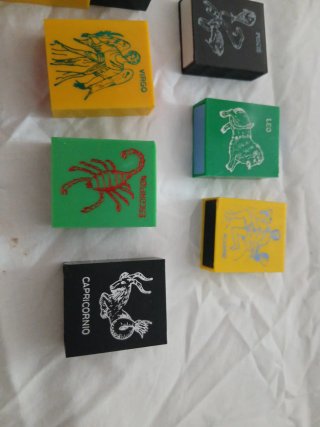 Cajas de cerillas con signos del zodiaco