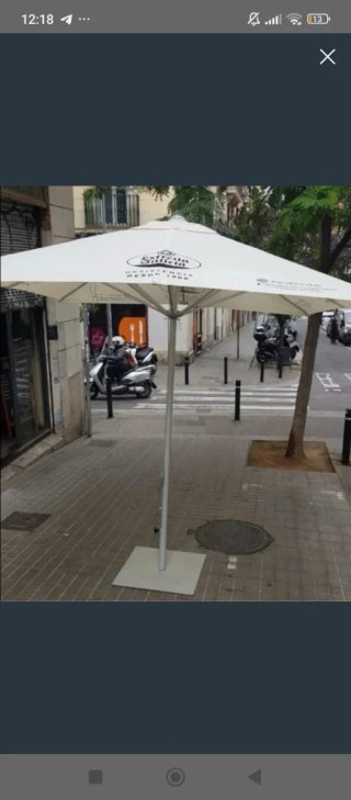 Sombrilla de terraza blanca