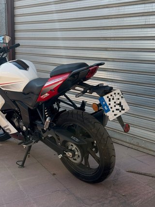 Keeway RKR 125 Moto Deportiva Roja y Blanca