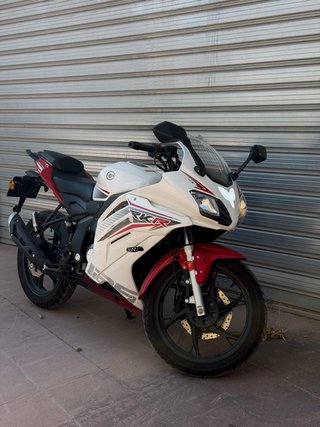 Keeway RKR 125 Moto Deportiva Roja y Blanca