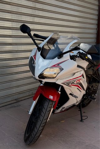 Keeway RKR 125 Moto Deportiva Roja y Blanca