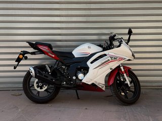 Keeway RKR 125 Moto Deportiva Roja y Blanca