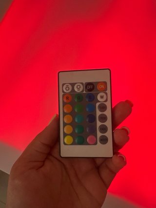 Mesa de luz con mando y figuras traslucidas