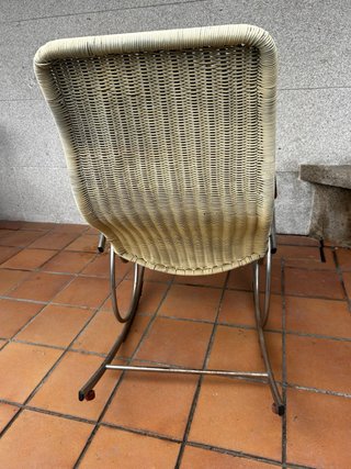 Silla mecedora / balancín de mimbre sintético