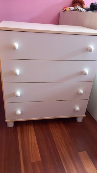Cómoda blanca con tiradores redondos