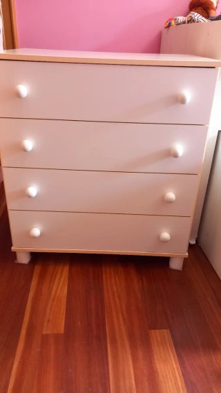 Cómoda blanca con tiradores redondos