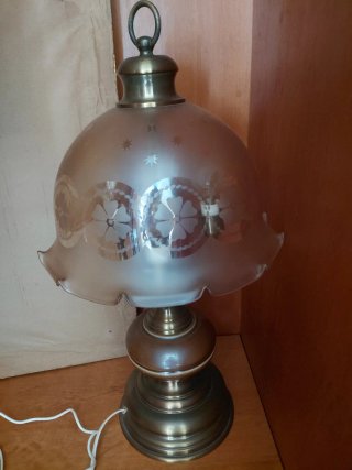 Lámpara de mesa dorada y transparente