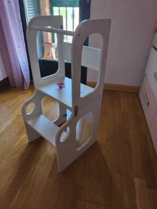 Torre infantil de madera blanca