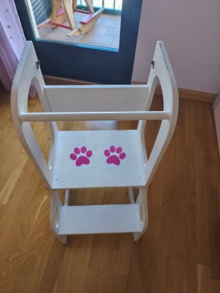 Torre infantil de madera blanca