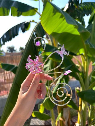 Pulsera dorada con flores y mariposa