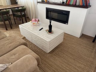 Mesa auxiliar alicatada hecha a mano