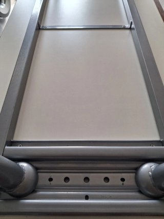Mesa de escritorio blanca y metal