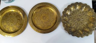 Plato 24.5 cm. Intenso dorado. Antigüedad marroquí