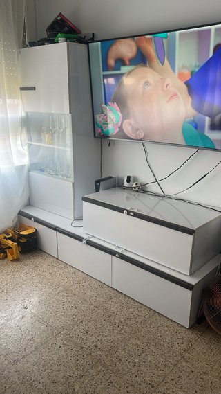 Mueble TV blanco con estantería