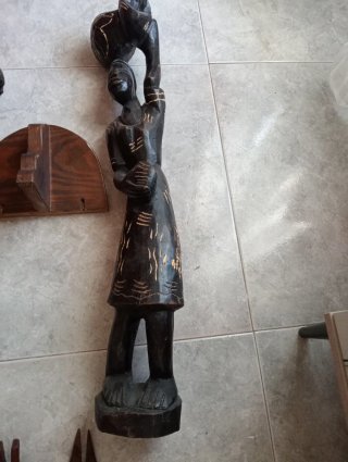 Figuras y máscaras de madera decorativas