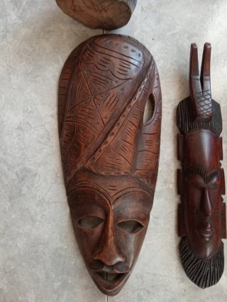 Figuras y máscaras de madera decorativas