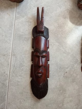 Figuras y máscaras de madera decorativas