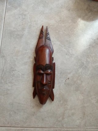 Figuras y máscaras de madera decorativas