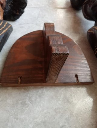 Figuras y máscaras de madera decorativas
