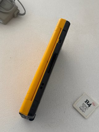 Nintendo DSi XL Amarilla