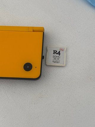 Nintendo DSi XL Amarilla