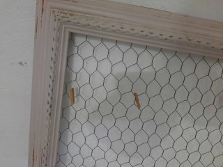Marco decorativo con malla de gallinero