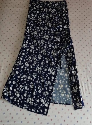 Falda larga floral azul y blanca