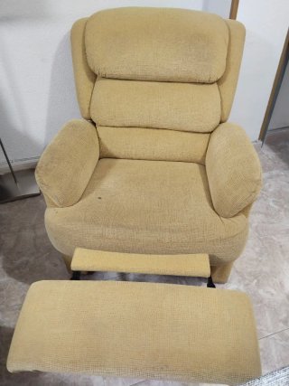 Sillón reclinable beige tela. Con alguna mancha.