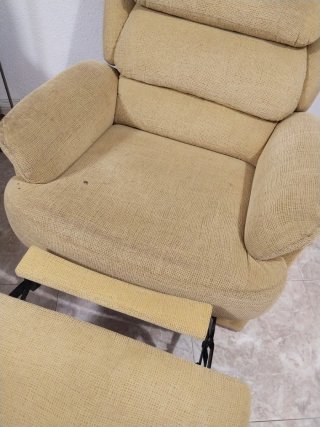 Sillón reclinable beige tela. Con alguna mancha.