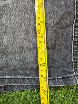 Pantalón corto vaquero gris desgastado
