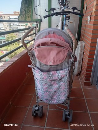 Carrito de bebé rosa con estampado