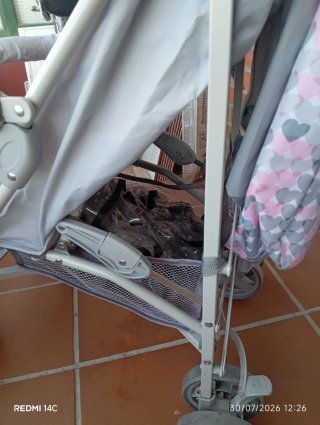 Carrito de bebé rosa con estampado