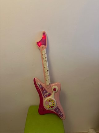 Guitarra de juguete rosa con luces