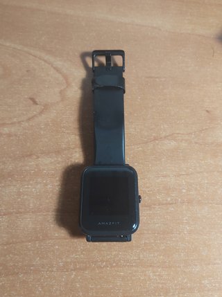 Reloj Inteligente Amazfit Bip con cargador.