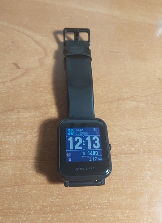 Reloj Inteligente Amazfit Bip con cargador.