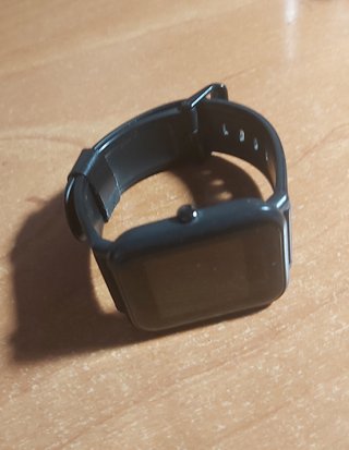 Reloj Inteligente Amazfit Bip con cargador.