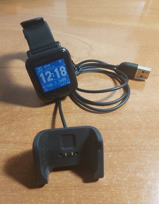 Reloj Inteligente Amazfit Bip con cargador.