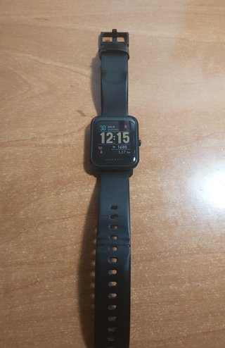Reloj Inteligente Amazfit Bip con cargador.