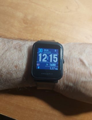 Reloj Inteligente Amazfit Bip con cargador.