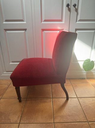 Silla tapizada burdeos estilo clásico