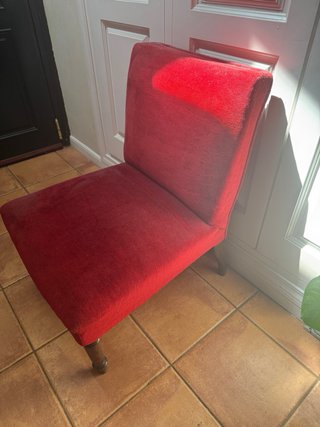 Silla tapizada burdeos estilo clásico