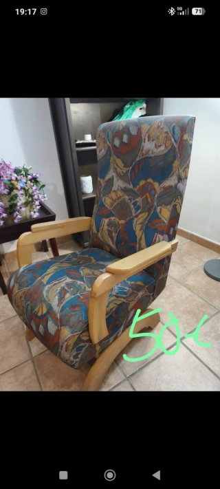 Mueble de madera con tapa de mármol