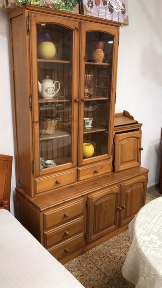 Lacena de pino con vitrina